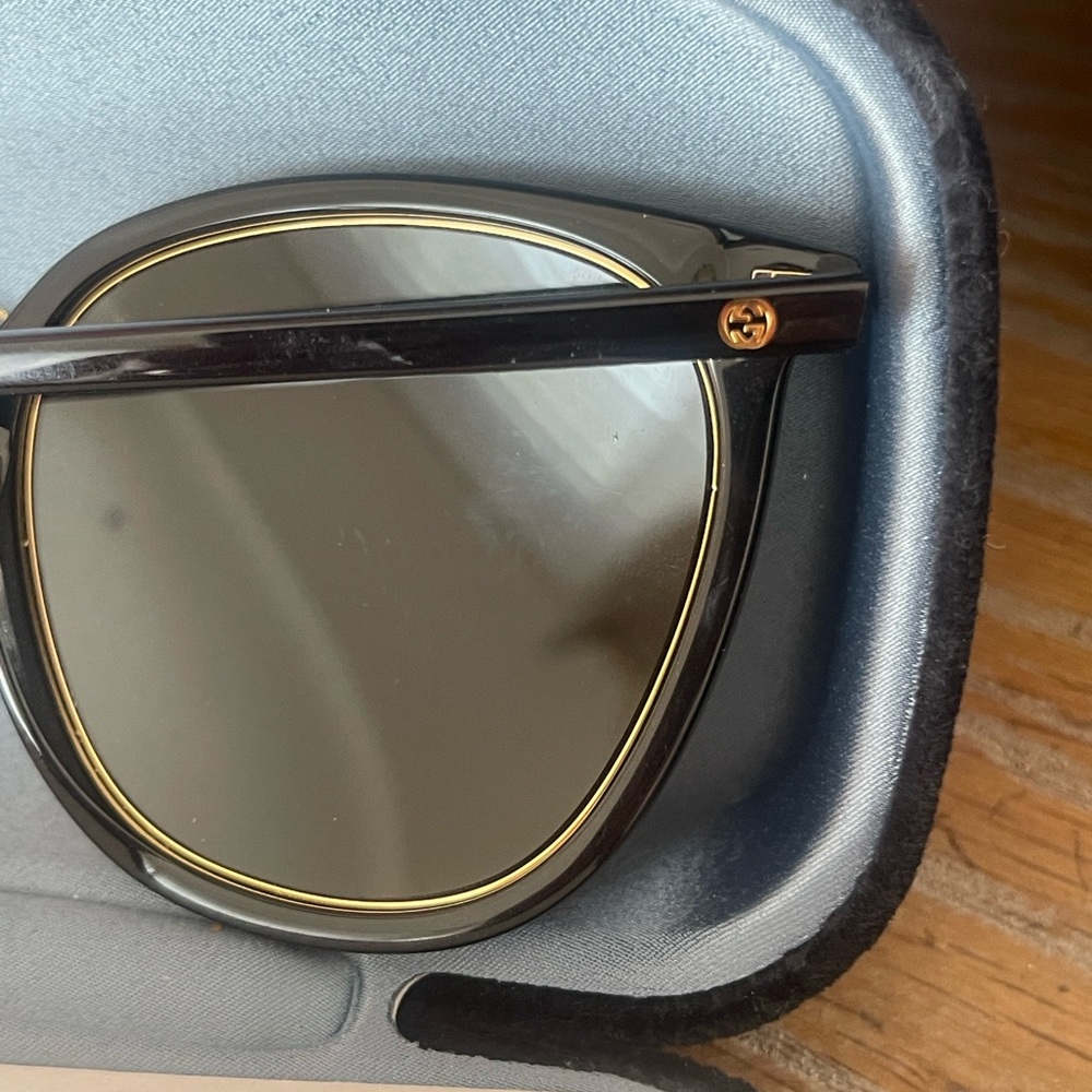 Gucci Black Sunglasses authentic with case dust bag and cloth - Picture 5 of 7